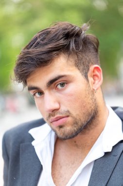 Yakışıklı, koyu renk saçlı bir İtalyan portresi oturuyor. Yüksek kalite fotoğraf