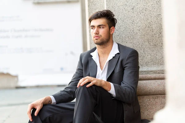 Bel Ragazzo Italiano Dai Capelli Scuri Seduto Ritratto Foto Alta — Foto Stock