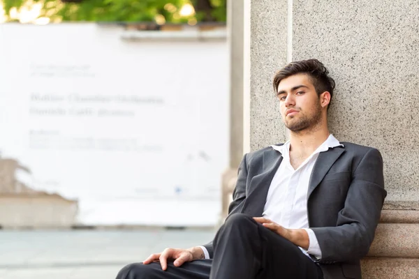 Bonito Italiano Cabelos Escuros Sentado Retrato Foto Alta Qualidade — Fotografia de Stock