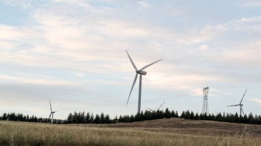İtalya 'nın Abruzzo tepelerindeki rüzgar çiftliği. Yüksek kalite fotoğraf