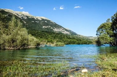 Scanno Pescasseroli Gölü Abruzzo köprüden görüldü. Yüksek kalite fotoğraf