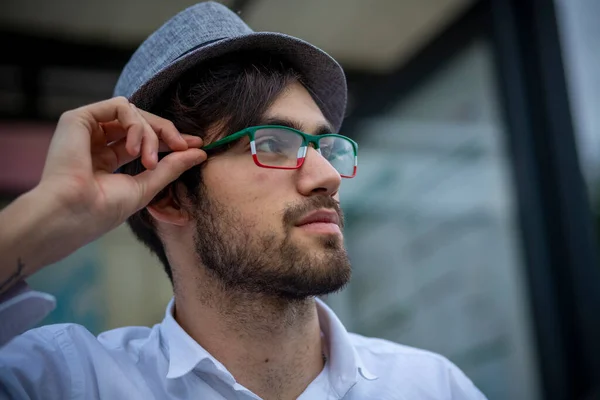 Pohledný Italský Tmavovlasý Muž Kloboukem Brýlemi Kvalitní Fotografie — Stock fotografie