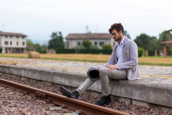 Yakışıklı, siyah saçlı, şapkalı ve gözlüklü bir İtalyan. Yüksek kalite fotoğraf