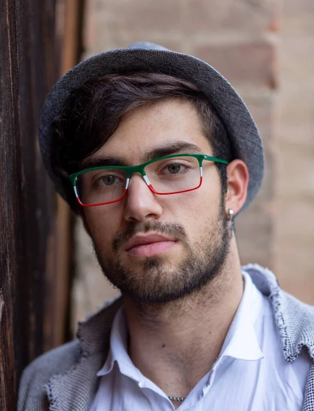 Yakışıklı, siyah saçlı, şapkalı ve gözlüklü bir İtalyan. Yüksek kalite fotoğraf