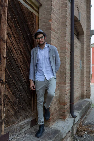 Yakışıklı, siyah saçlı, şapkalı ve gözlüklü bir İtalyan. Yüksek kalite fotoğraf