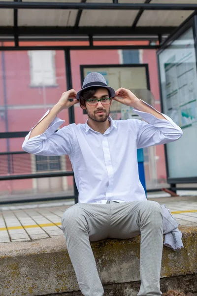 Yakışıklı, siyah saçlı, şapkalı ve gözlüklü bir İtalyan. Yüksek kalite fotoğraf