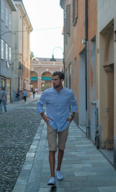 Yakışıklı, siyah saçlı İtalyan çocuk Bermuda 'da şehir merkezinde yürüyor. Yüksek kalite fotoğraf