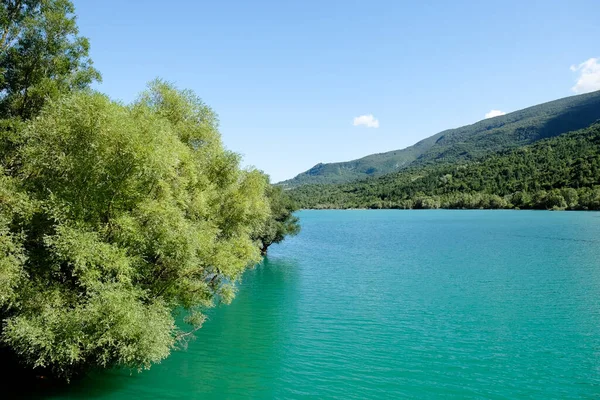 Scanno Pescasseroli Gölü Abruzzo köprüden görüldü. Yüksek kalite fotoğraf