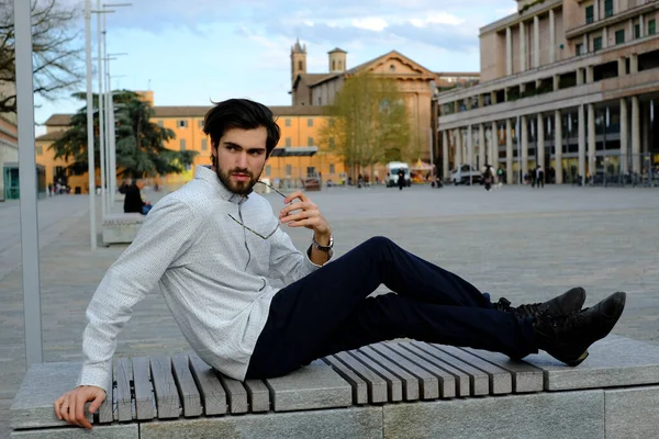 Bonito Italiano Cabelos Escuros Menino Sentado Banco Centro Reggio Emilia — Fotografia de Stock