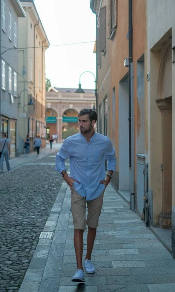 Yakışıklı, siyah saçlı İtalyan çocuk Bermuda 'da şehir merkezinde yürüyor. Yüksek kalite fotoğraf