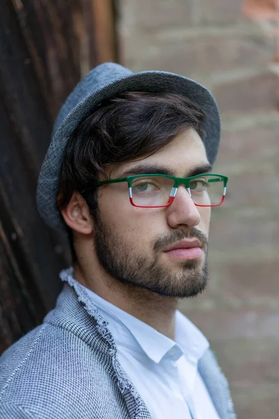 Handsome Italian Dark Haired Guy Hat Eyeglasses High Quality Photo — Stock Photo, Image