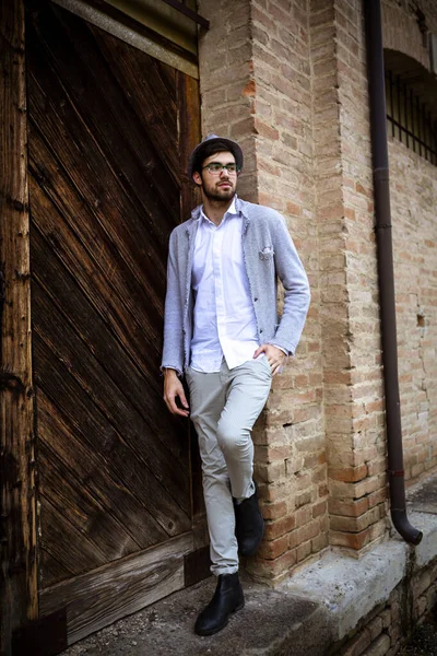 Yakışıklı, siyah saçlı, şapkalı ve gözlüklü bir İtalyan. Yüksek kalite fotoğraf