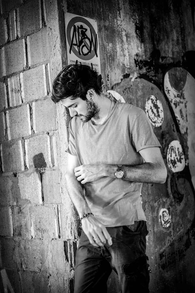 Güzel, siyah saçlı İtalyan çocuk inşaat halindeki fabrikada yürüyor. Yüksek kalite fotoğraf