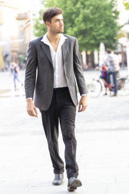 Yakışıklı, koyu renk saçlı, zarif giyimli bir İtalyan. Yüksek kalite fotoğraf