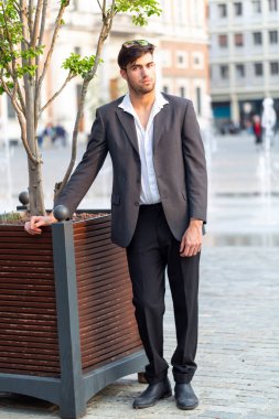 Yakışıklı, koyu renk saçlı, zarif giyimli bir İtalyan. Yüksek kalite fotoğraf