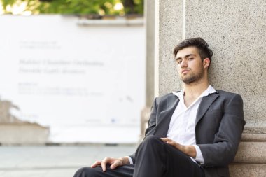 Yakışıklı, koyu renk saçlı, zarif giyimli bir İtalyan. Yüksek kalite fotoğraf