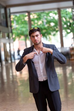 Yakışıklı, koyu renk saçlı, zarif giyimli bir İtalyan. Yüksek kalite fotoğraf