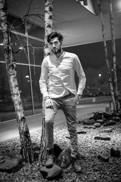 Yakışıklı, siyah saçlı İtalyan çocuk akşam şehir merkezinde yürüyor. Yüksek kalite fotoğraf