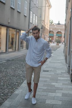 Yakışıklı, siyah saçlı İtalyan çocuk Bermuda 'da şehir merkezinde yürüyor. Yüksek kalite fotoğraf