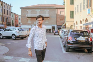 Yakışıklı, siyah saçlı İtalyan çocuk Bermuda 'da şehir merkezinde yürüyor. Yüksek kalite fotoğraf