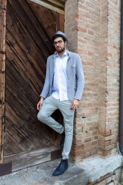 Yakışıklı, siyah saçlı, şapkalı ve gözlüklü bir İtalyan. Yüksek kalite fotoğraf