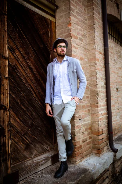 Yakışıklı, siyah saçlı, zarif şapkalı ve gözlüklü bir İtalyan. Yüksek kalite fotoğraf