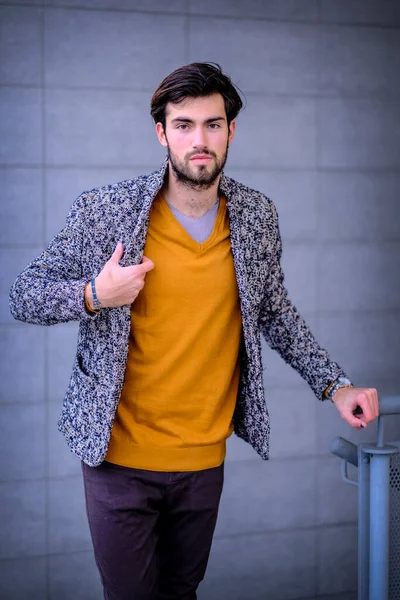 Uzun bir binanın çatısındaki yakışıklı, siyah saçlı adam. Yüksek kalite fotoğraf