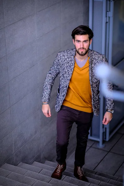 Uzun bir binanın çatısındaki yakışıklı, siyah saçlı adam. Yüksek kalite fotoğraf