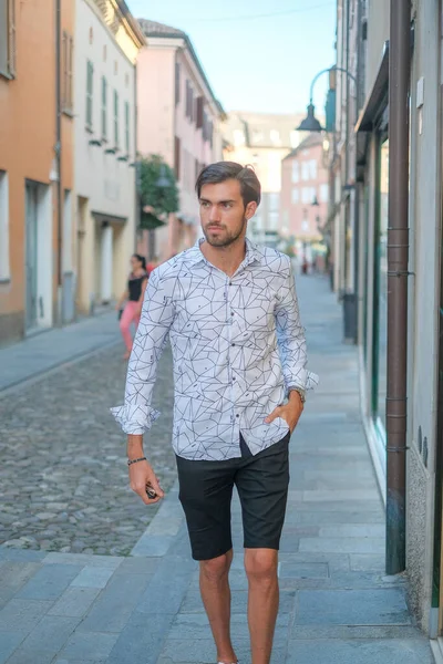 Yakışıklı, siyah saçlı İtalyan çocuk Bermuda 'da şehir merkezinde yürüyor. Yüksek kalite fotoğraf