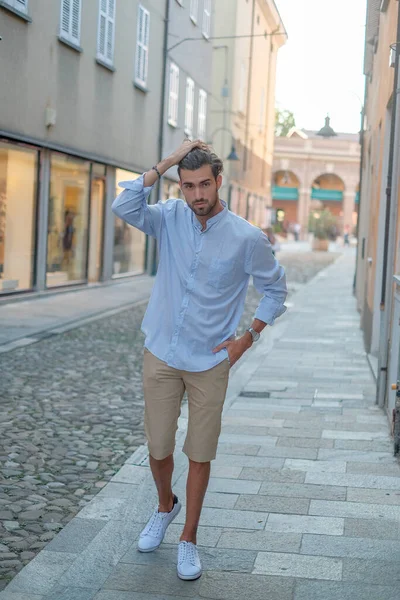 Yakışıklı, siyah saçlı İtalyan çocuk Bermuda 'da şehir merkezinde yürüyor. Yüksek kalite fotoğraf