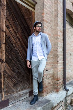 Yakışıklı, siyah saçlı, şapkalı ve gözlüklü bir İtalyan. Yüksek kalite fotoğraf