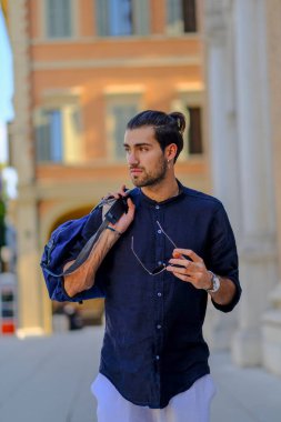 Kasabada mavi gömlekli yakışıklı, koyu renk saçlı bir İtalyan. Yüksek kalite fotoğraf