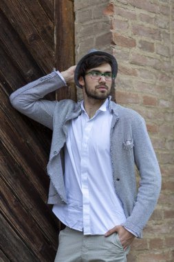 Yakışıklı, siyah saçlı, şapkalı ve gözlüklü bir İtalyan. Yüksek kalite fotoğraf