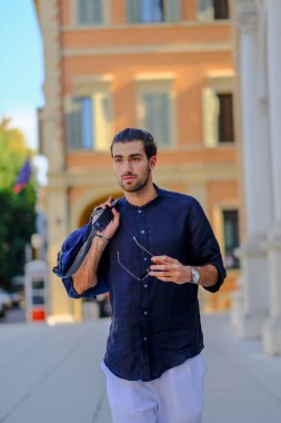 Kasabada mavi gömlekli yakışıklı, koyu renk saçlı bir İtalyan. Yüksek kalite fotoğraf