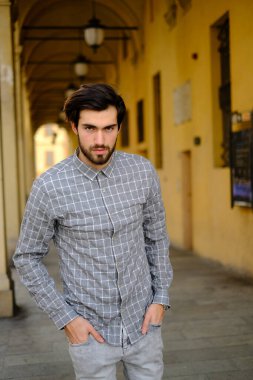 Yakışıklı, koyu renk saçlı İtalyan çocuk atari salonlarının altında geziniyor. Yüksek kalite fotoğraf