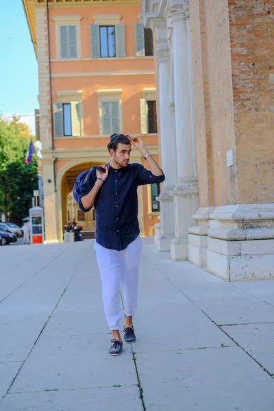 Kasabada mavi gömlekli yakışıklı, koyu renk saçlı bir İtalyan. Yüksek kalite fotoğraf
