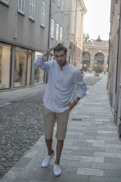 Yakışıklı, siyah saçlı İtalyan çocuk Bermuda 'da şehir merkezinde yürüyor. Yüksek kalite fotoğraf