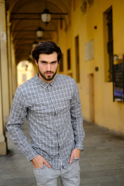 Yakışıklı, koyu renk saçlı İtalyan çocuk atari salonlarının altında geziniyor. Yüksek kalite fotoğraf