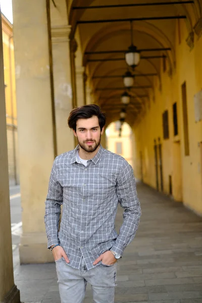 Yakışıklı, koyu renk saçlı İtalyan çocuk atari salonlarının altında geziniyor. Yüksek kalite fotoğraf