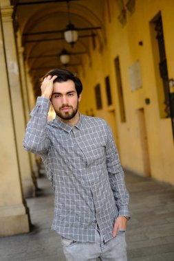 Yakışıklı, koyu renk saçlı İtalyan çocuk atari salonlarının altında geziniyor. Yüksek kalite fotoğraf