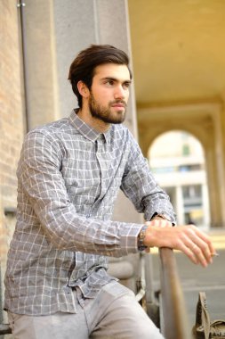 Yakışıklı, koyu renk saçlı İtalyan çocuk atari salonlarının altında geziniyor. Yüksek kalite fotoğraf