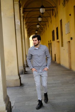 Yakışıklı, koyu renk saçlı İtalyan çocuk atari salonlarının altında geziniyor. Yüksek kalite fotoğraf