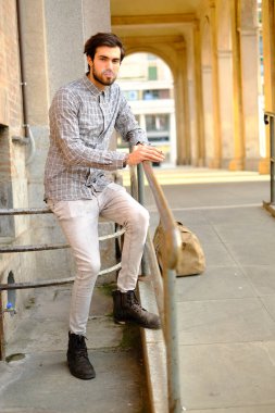 Yakışıklı, koyu renk saçlı İtalyan çocuk atari salonlarının altında geziniyor. Yüksek kalite fotoğraf