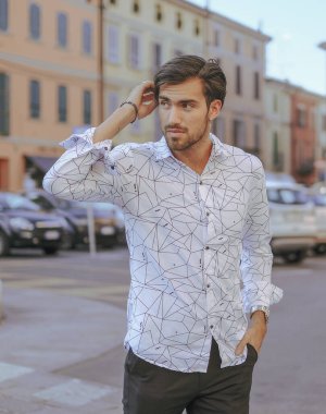 Kasaba merkezinde yakışıklı, siyah saçlı bir çocuk var. Yüksek kalite fotoğraf