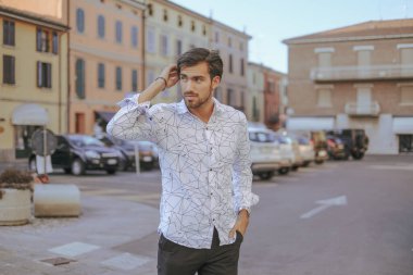 Kasaba merkezinde yakışıklı, siyah saçlı bir çocuk var. Yüksek kalite fotoğraf