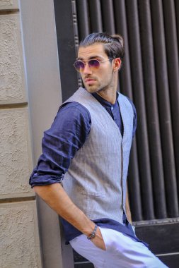 Kasaba merkezinde yakışıklı, siyah saçlı bir çocuk var. Yüksek kalite fotoğraf