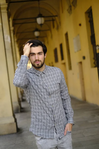 Yakışıklı, koyu renk saçlı İtalyan çocuk atari salonlarının altında geziniyor. Yüksek kalite fotoğraf