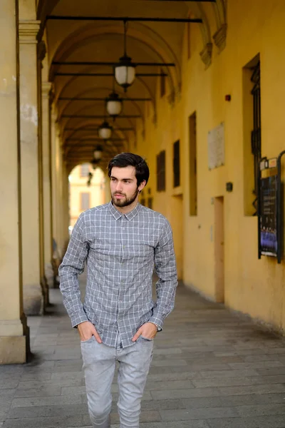 Yakışıklı, koyu renk saçlı İtalyan çocuk atari salonlarının altında geziniyor. Yüksek kalite fotoğraf