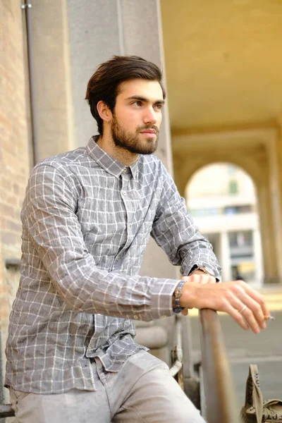 Yakışıklı, koyu renk saçlı İtalyan çocuk atari salonlarının altında geziniyor. Yüksek kalite fotoğraf