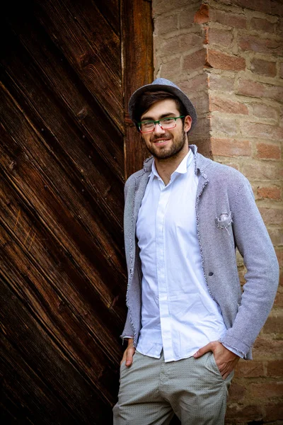 Yakışıklı, siyah saçlı, zarif şapkalı ve gözlüklü bir İtalyan. Yüksek kalite fotoğraf